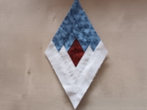 So zeichnest du den Diamond Log Cabin Block. Eine interessante Variante des traditionellen Log Cabin Musters.