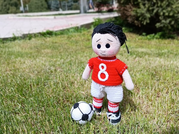 Kostenlose Häkelanleitung für Fußballer Kleidung