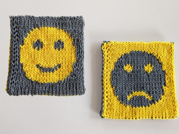 Kostenlose Strickanleitung für den "Launischen Smiley" - als Untersetzer / Abschminkpad etc.