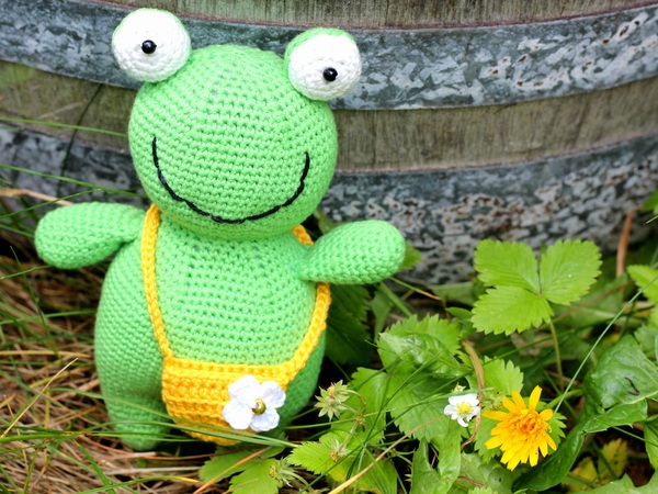 Frosch mit Beuteltasche häkeln. Kostenlose Häkelanleitung