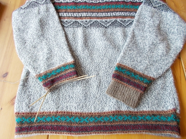 Ärmel am Pullover zu kurz? So stricke ich ein neues Bündchen an.