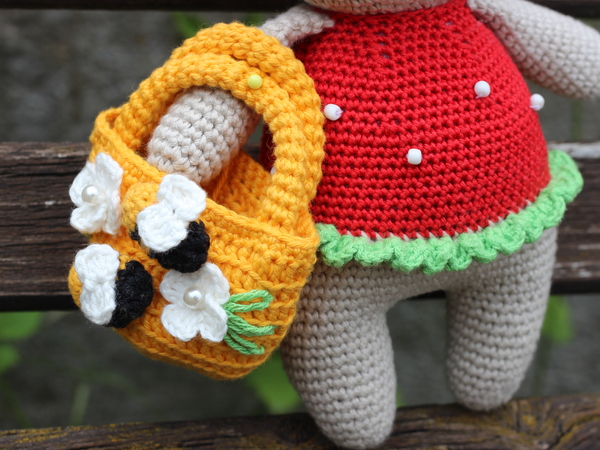 Tasche häkeln. Kostenlose Häkelanleitung für Puppentasche "Bienenwiese"