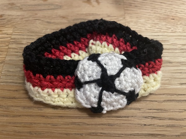 Warum Häkeln auch im Sommer ein tolles Hobby ist - Armband (nicht nur) zur Fußball-EM häkeln