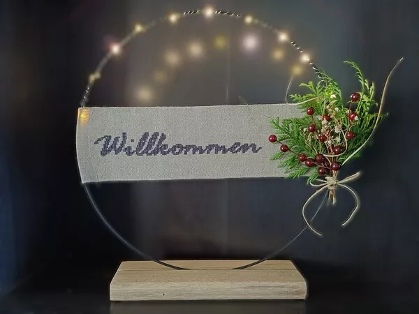 Hier findest du drei kostenlose Schriftzüge als Kreuzstichmuster, mit denen sich wunderschöne Dekoringe mit Kreuzstichbändern arrangieren lassen