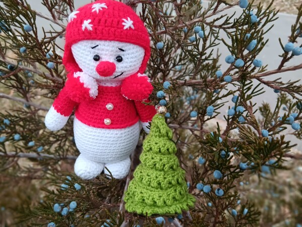 Weihnachtsdeko häkeln. Kostenlose Häkelanleitung für Schneemann