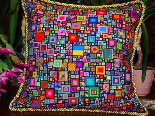 Gesticktes Kissen aus Garnresten