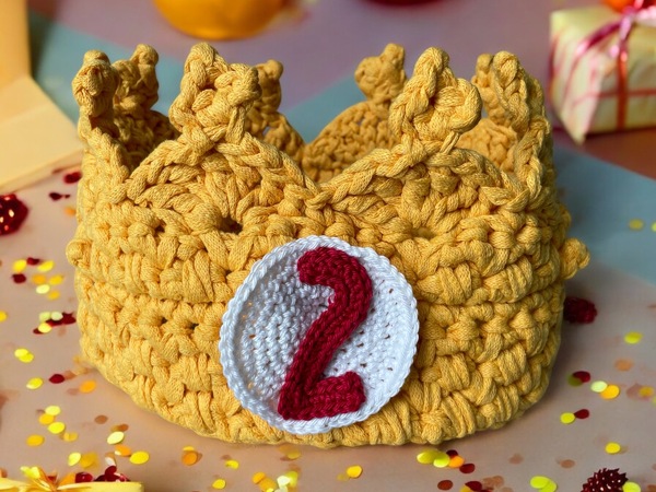 My favorite from last year: ribbon yarn and a pattern for an adjustable crown