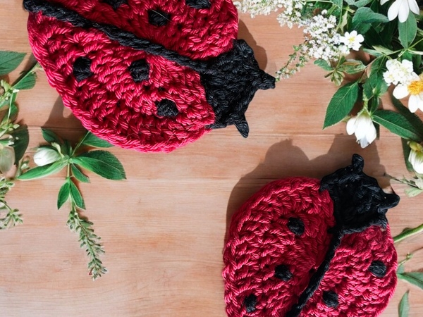 Crochet fun for the whole family: free instructions for ladybugs for windows and memory game