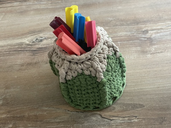 Start the School Year Creatively: Free Crochet Pattern for a Stylish Pencil-Shaped Holder!