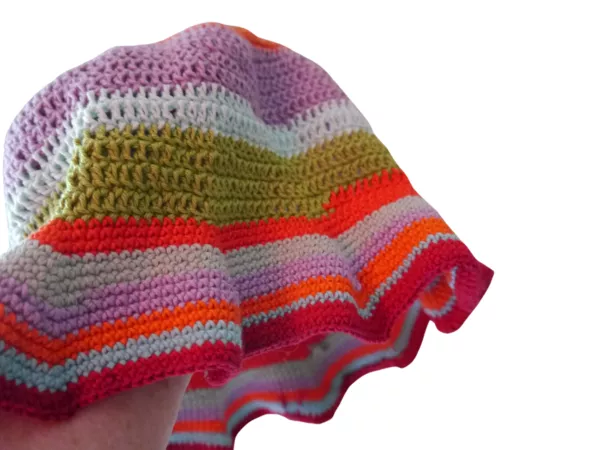 Free pattern for a colorful crochet hat made from cotton scraps