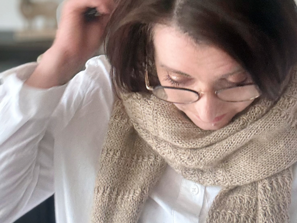 Ein Tuch – zwei Formen! Deine neue Lieblings-Strickanleitung für entspannte Strickmomente.