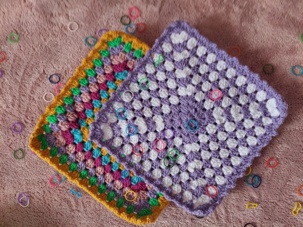 Mini-Kuscheldecken häkeln – kostenloses Granny Square für kleine Plüschmonster