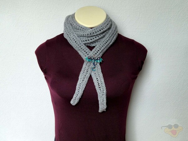 Minituch „Mausi“ Dreieckstuch mit Lochmuster einfaches Lacemuster kostenlose Strickanleitung