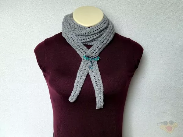 Minituch „Mausi“ Dreieckstuch mit Lochmuster einfaches Lacemuster kostenlose Strickanleitung