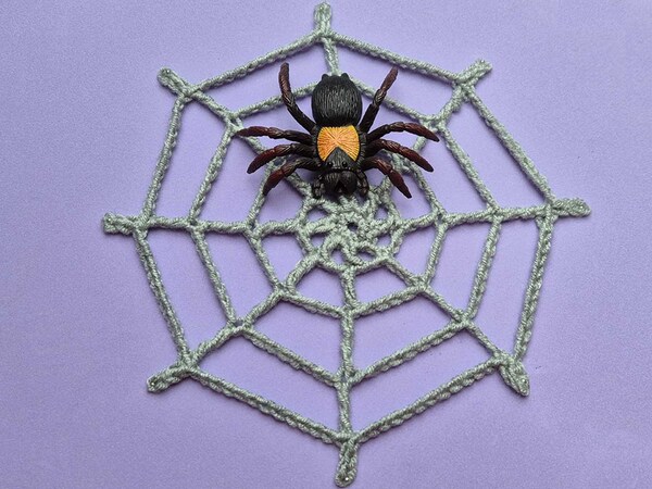 Halloween Deko Spinnennetz Spinngewebe für Märchenstunde - kostenlose Häkelanleitung