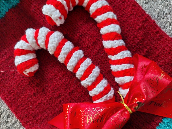 Kostenlose Häkelanleitung – Candy Canes für deine Weihnachtsdeko