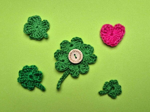 Verschenke Glück und Liebe, häkle 4 verschiedene Glückskleeblätter und 1 Herz – kostenlose Häkelanleitung