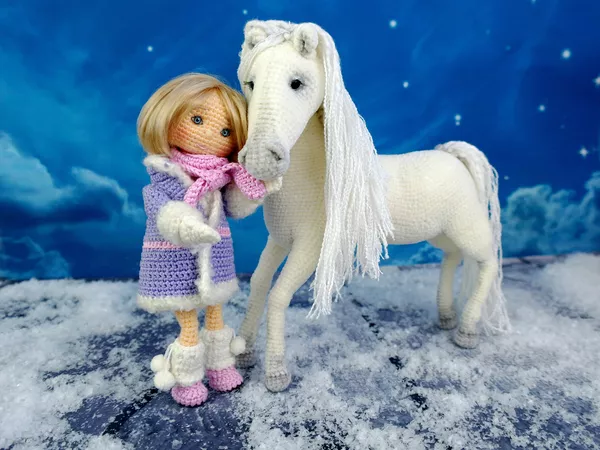 Kleine gehäkelte Puppe