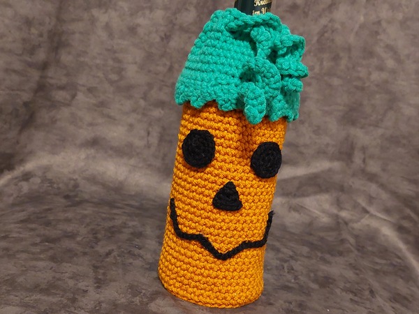 Kostenlose Häkelanleitung: Flaschenhülle Kürbis – Das perfekte Halloween-Mitbringsel