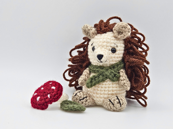 Kostenlose Häkelanleitung Amigurumi Igel mit Pilz