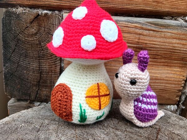 Free Crochet Pattern for Fly Agaric House with a Snail