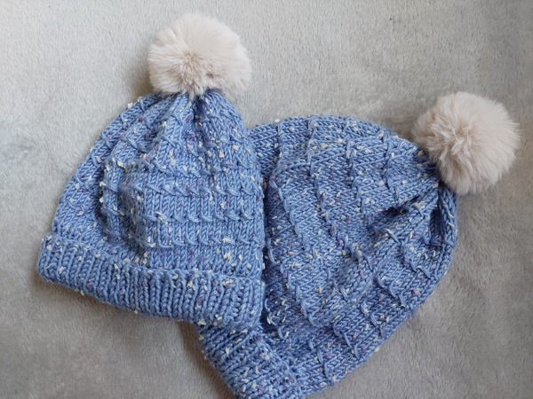 Kostenlose Strickanleitung – Partnerlook-Mützen für Vater und Sohn