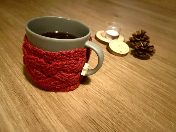 🧶 Tassenhülle im Flechtmuster – pure Häkel-Liebe für kalte Tage