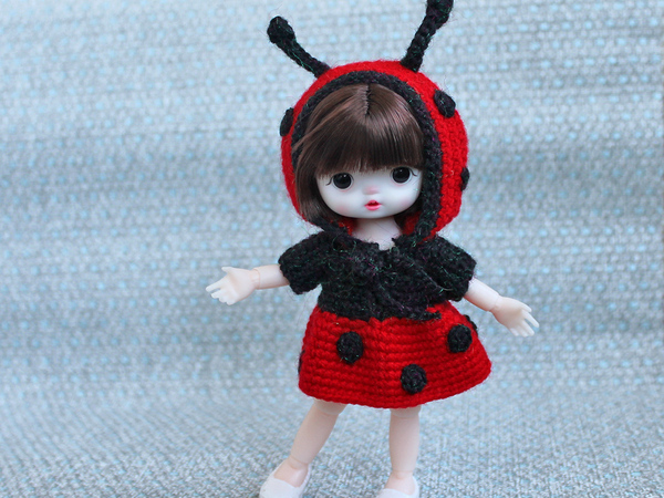 Marienkäfer-Kleid für eine kleine Puppe