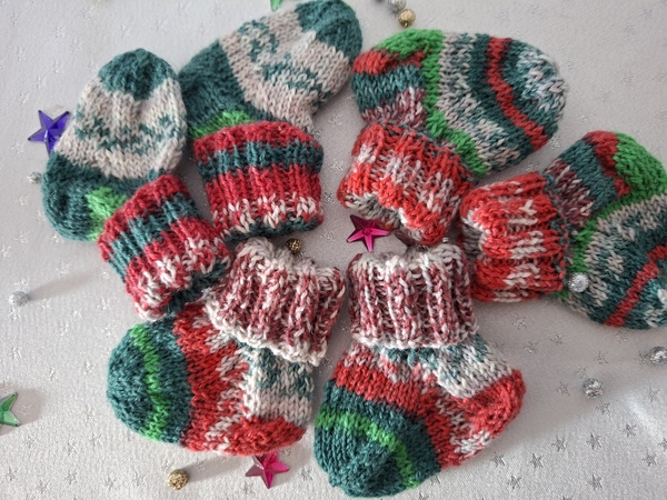 Weihnachtliche Babysöckchen stricken – kostenlose Anleitung