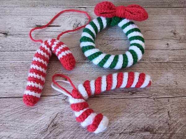 24 Kostenlose Häkelprojekte für die Adventszeit: Projekt 5. Zuckerstange und Weinachtskranz häkeln