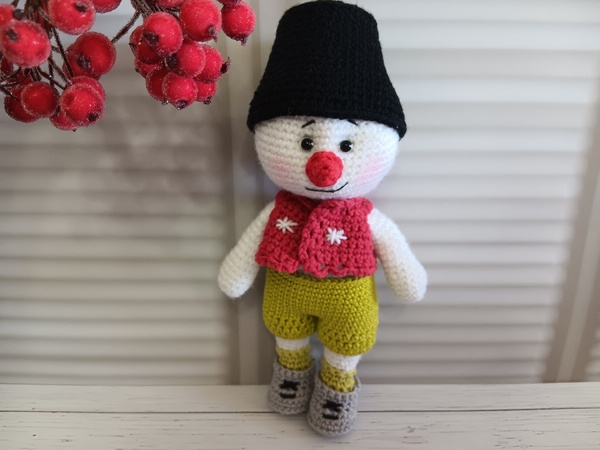 24 Kostenlose Häkelprojekte für die Adventszeit: Projekt 9. Schneemann häkeln