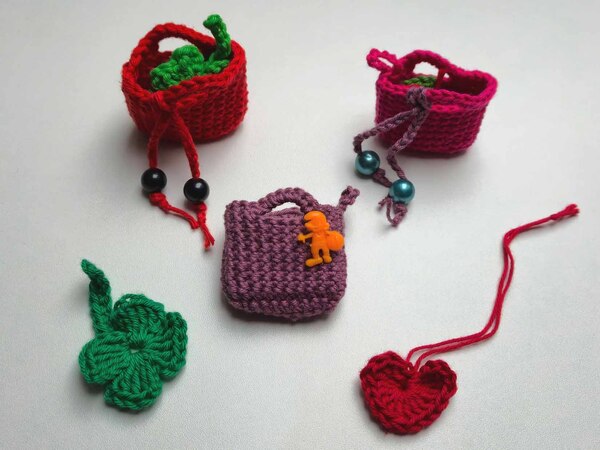 Minitasche „Wanderlust“ als Anhänger für Rucksack, Handtasche oder als Geschenkanhänger Kostenlose Häkelanleitung