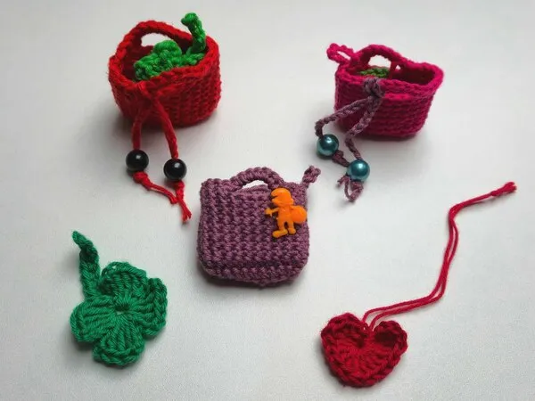 Minitasche „Wanderlust“ als Anhänger für Rucksack, Handtasche oder als Geschenkanhänger Kostenlose Häkelanleitung