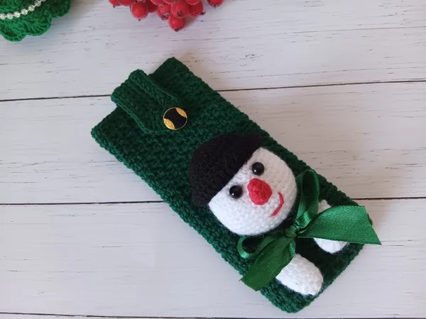 24 Kostenlose Häkelprojekte für die Adventszeit: Projekt 16. Handytasche mit Schneemann häkeln
