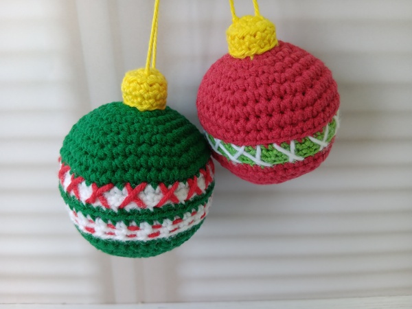 24 Kostenlose Häkelprojekte für die Adventszeit: Projekt 17. Weihnachtskugeln häkeln