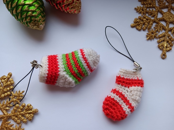 24 Kostenlose Häkelprojekte für die Adventszeit: Projekt 21. Weihnachtssocken häkeln