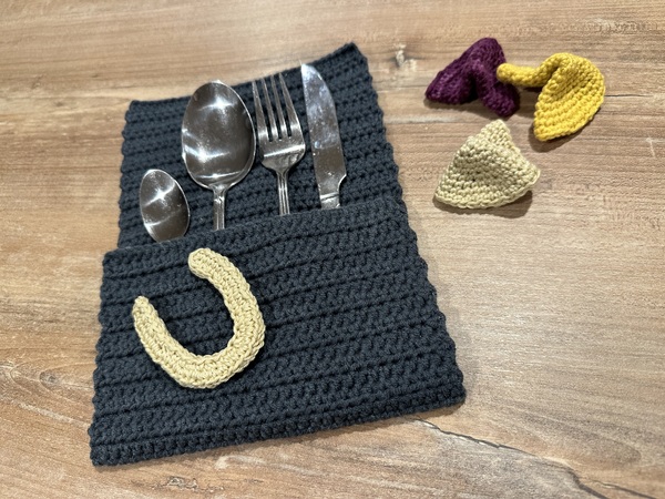 Kleine gehäkelte Tischdeko für Silvester - Glückskekse mit Wunschzettel & schlichte Besteckhalter mit Hufeisen