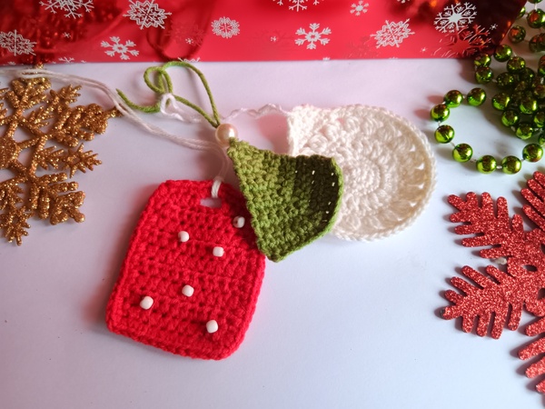 24 Kostenlose Häkelprojekte für die Adventszeit: Projekt 22. Geschenkanhänger häkeln