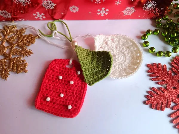 24 Kostenlose Häkelprojekte für die Adventszeit: Projekt 22. Geschenkanhänger häkeln