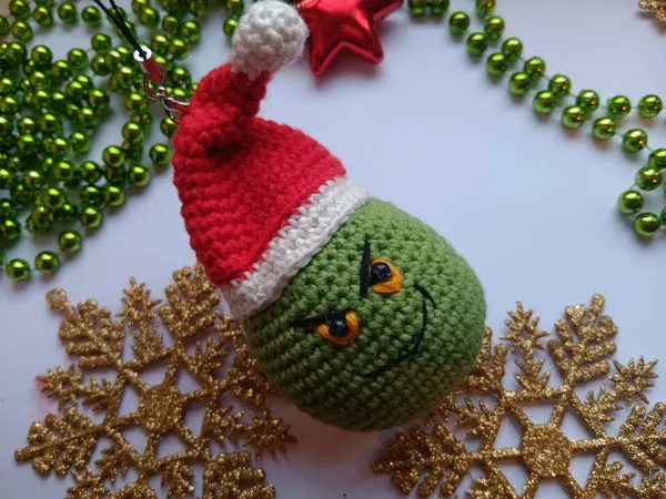 24 Kostenlose Häkelprojekte für die Adventszeit: Projekt 24.  Christbaumkugel Grinch häkeln
