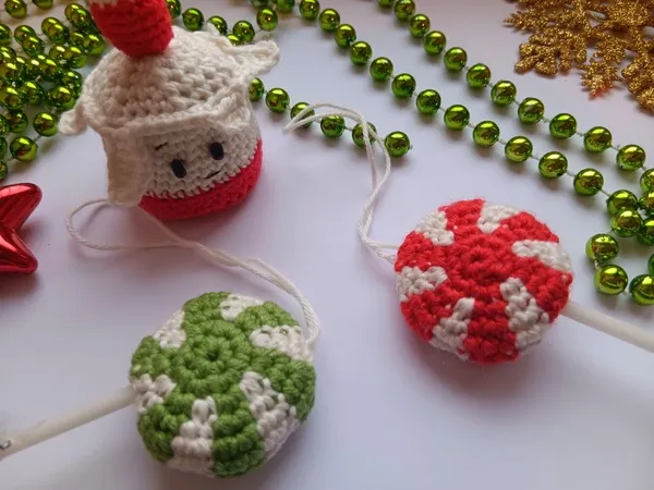 24 Kostenlose Häkelprojekte für die Adventszeit: Projekt 23. Christbaumschmuck häkeln