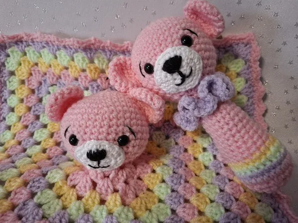 Schnuffeltuch und Rassel im Regenbogenstil – kostenlose Häkelanleitung