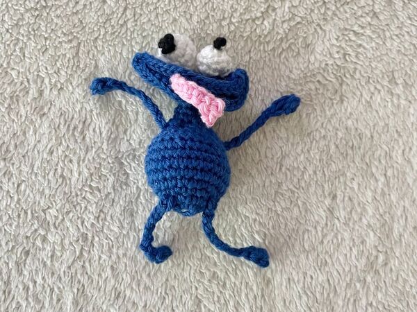 „Blauer Amigurumi-Held: Häkelanleitung für Kopf, Körper & Zubehör“