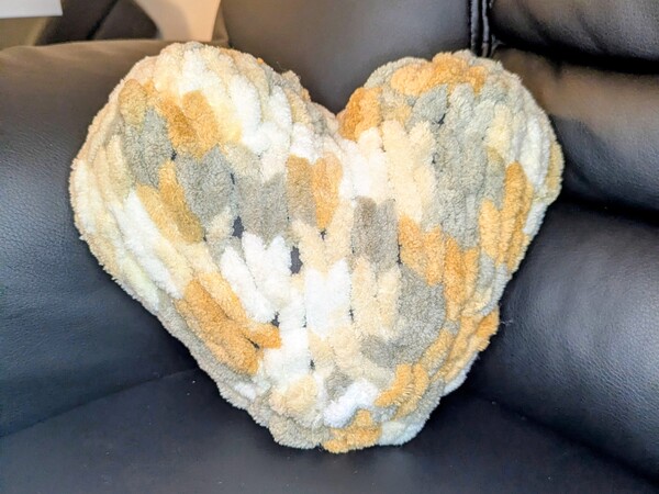 Herzkissen mit Schlaufengarn stricken – einfache Anleitung ohne Stricknadeln