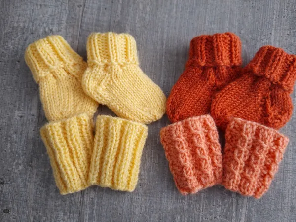 Pulswärmer & Frühchensöckchen — sanft wärmend, liebevoll gestrickt (kostenlose Strickanleitung)