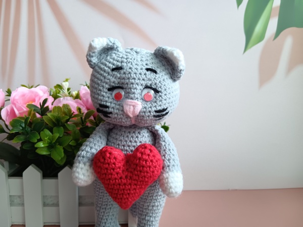 Häkeln für Valentinstag: Kostenlose Anleitung für Katze mit Herz