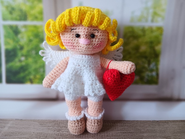 Häkeln für Valentinstag: Kostenlose Anleitung für Engel mit Herz