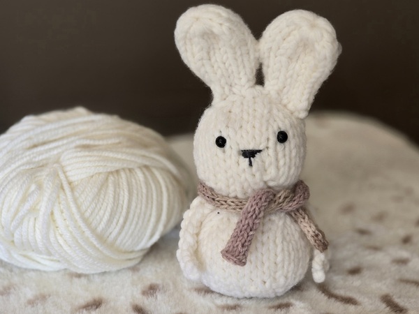 Kostenlose Strickanleitung für Hase Hanna