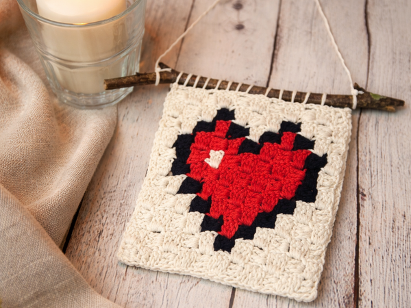 Free C2C Crochet Pattern: Heart Wall Hanger