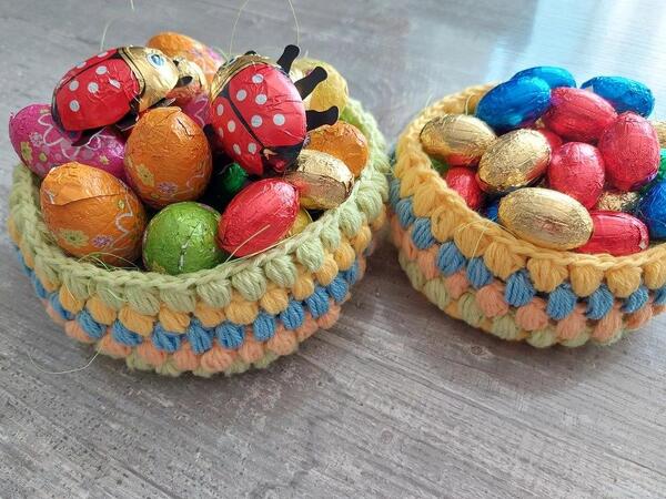 Buntes Oster-Set häkeln: Körbchen und Untersetzer – kostenlose Anleitung